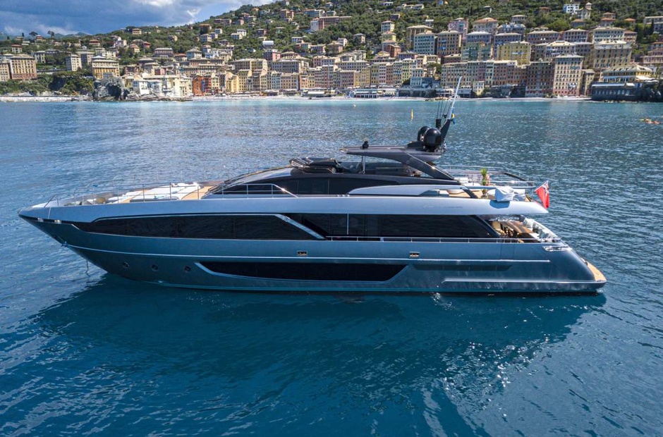 Riva Maximus