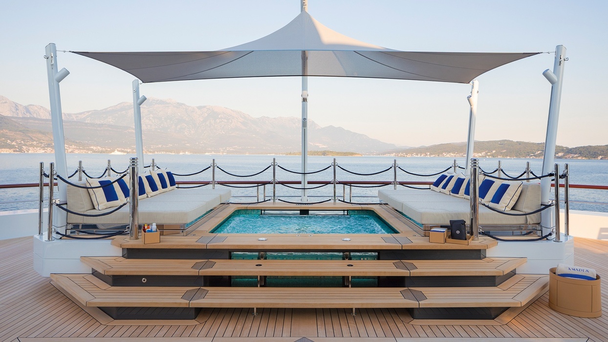 Water, water, water all around... There's a pool on the Sundeck, but the special thing about the latter is that it can be turned into a stage for vocalists or DJs.