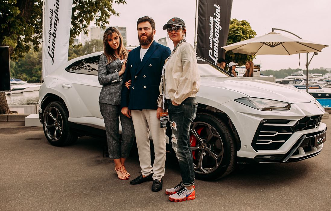 Lamborghini. В этот раз выставку украсили желтая, синяя и белая модели Urus. 