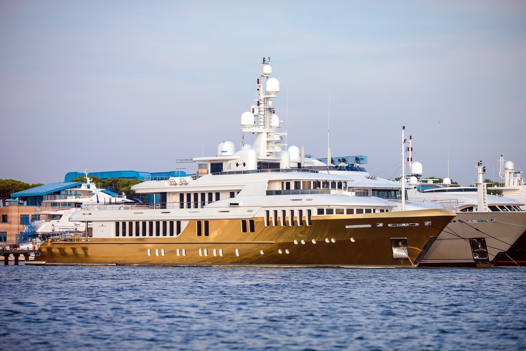 Еще недавно главная героиня преображения — построенная в 2008 году Turquoise Yachts 55-метровая яхта Kinta — числилась выставленной на продажу. Но лодка нашла нового хозяина, и он решил не только переименовать лодку, но и существенно изменить ее внешность. Для этого владелец избрал нестандартный (для яхт такого размера) способ — оклейку виниловой пленкой. Теперь эту яхту не спутаешь ни с какой другой. «Позолотив» корпус, мастера виниловых дел придали судну этакий гангстерский шик. 