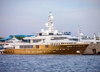 Еще недавно главная героиня преображения — построенная в 2008 году Turquoise Yachts 55-метровая яхта Kinta — числилась выставленной на продажу. Но лодка нашла нового хозяина, и он решил не только переименовать лодку, но и существенно изменить ее внешность. Для этого владелец избрал нестандартный (для яхт такого размера) способ — оклейку виниловой пленкой. Теперь эту яхту не спутаешь ни с какой другой. «Позолотив» корпус, мастера виниловых дел придали судну этакий гангстерский шик. 