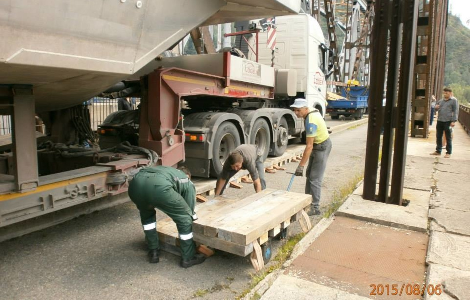 Rearrangement of the decking as the road train progresses
