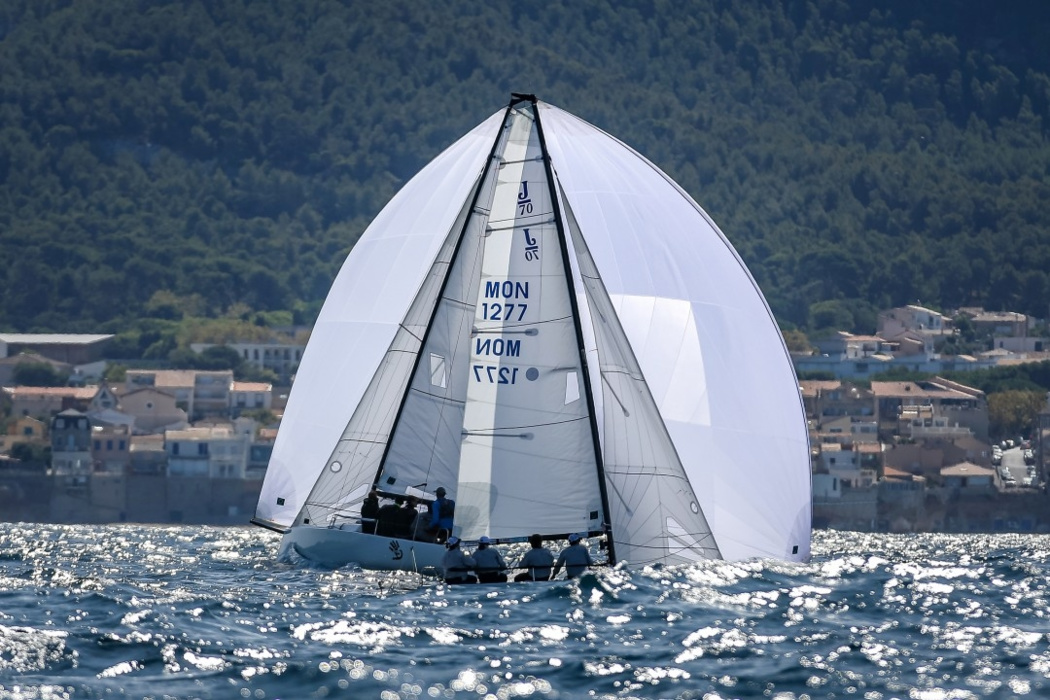 The sails of the two J70s, with different tackles to the finish of one of the Trophy Semac races in Marseille, formed a single symmetrical figure.