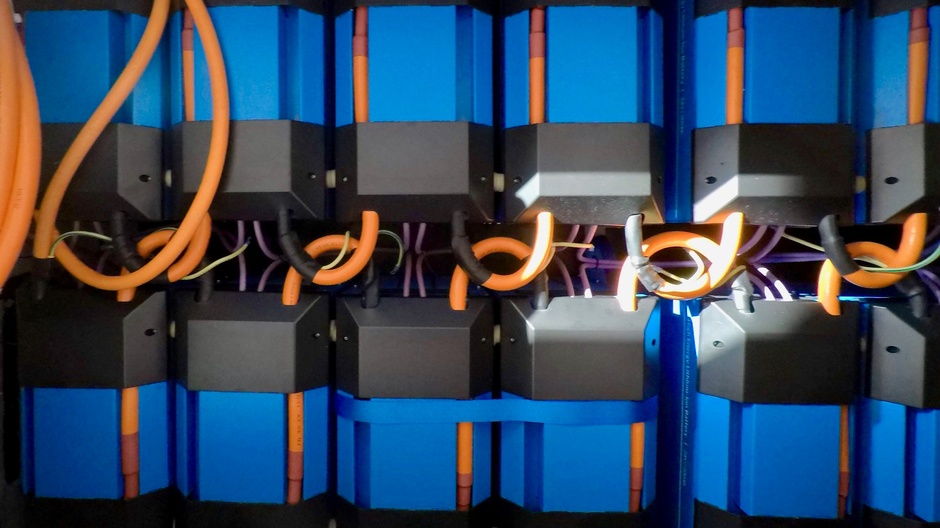 The battery capacity of the Silent 55 exhibited at Cannes is 140 kWh. The standard is 70 kWh. On older models, more powerful 250 kWh batteries are used. 