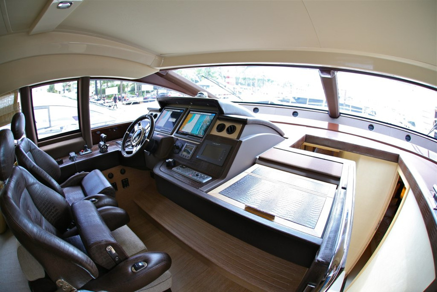 Still the same Azimut 70. By the way, exactly 70 Flybridge. I don't like 70S that much, although it's also great.