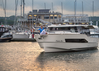 Перед нами — первый водоизмещающий моторный круизер верфи Delphia Yachts из линейки BluEscape, руку к которому приложил Тони Кастро (Tony Castro). Малая осадка (0,84 м) делает его «своим парнем» в мелководных акваториях, и при этом архитектура в траулерном стиле позволяет столь же спокойно ходить и в море.