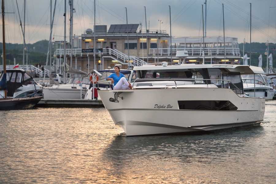 In front of us is Delphia Yachts' first BluEscape Displacement Motor Cruiser with Tony Castro. The low draft (0.84 m) makes him «his boyfriend» in shallow waters, while the trawler-style architecture also allows him to walk peacefully at sea.