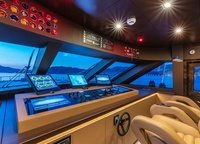 Сюда есть прямой выход из апартаментов хозяина — Кавалли любит сам управлять лодкой.