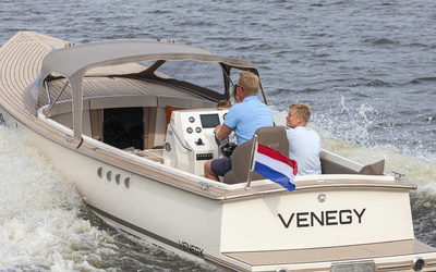 Venegy V30 Classic Cabin