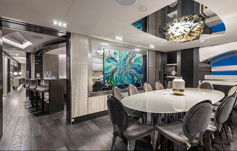 The dining area looks exactly as you would expect - nothing can distract from a meal in a circle of loved ones and friends gathered at a hospitable table with an oval worktop.