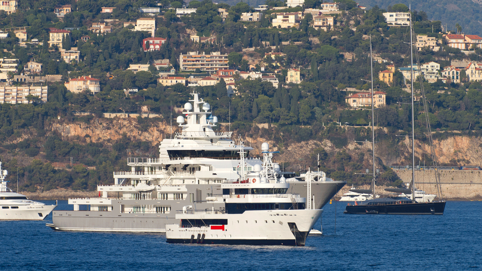 Ulysses 107-meter Explorer and his 50-meter super-tender at the Monaco Bottle Show.