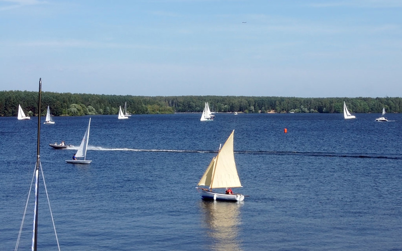 12 футов «12 футов Динги» (12′ Dinghy) с одномачтовым рейковым парусным вооружением шлюп