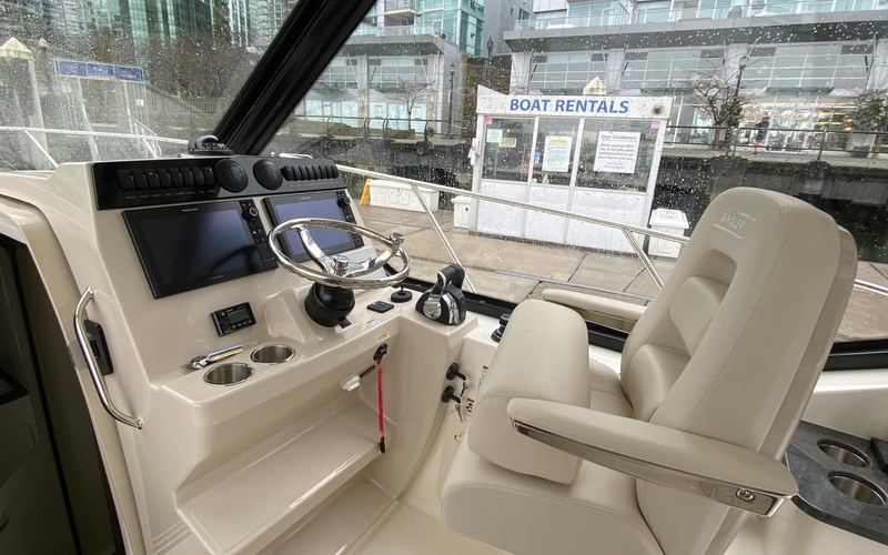 Boston Whaler 325 Conquest Pilothouse