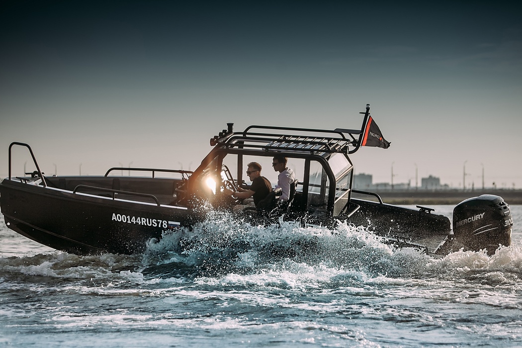 Итак, переходим к компаниям-гостям. На фоне гламурных «Вельветте» крайне брутально смотрелся алюминиевый DFNR от финской XO, прекрасно подходящий как для рыбаков, так и для обычных любителей активно проводить время. Напомним, что эта модель отмечена редакцией itBoat как «Лучшая в классе». Также вместе с ним в Казань приплыл XO 240.
