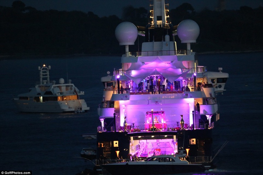 According to witnesses, the boat was so huge that even with a hundred guests on board, it looked almost empty.