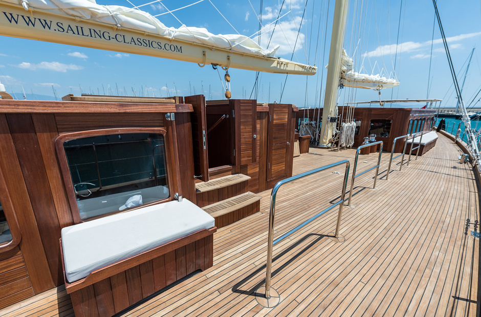 Ark Yacht Chronos
