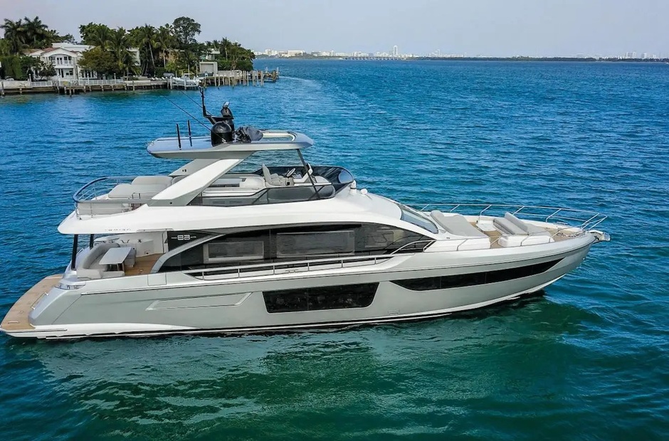 Azimut Crimson