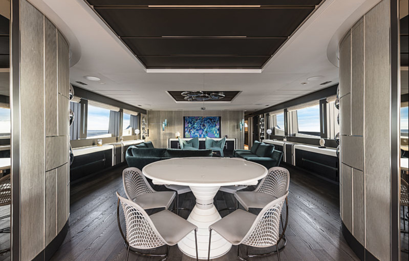 The salon is divided into living and dining areas. In the living room, in addition to sofas and chairs, there is also room for a large round table.
