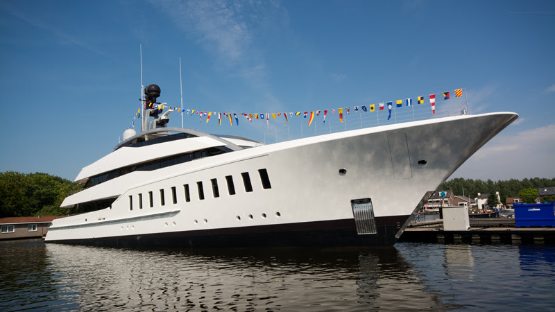 After taking Helix, the future owner of Halo, for a charter, wanted his "Fedship". That's how this beautiful girl came into being.