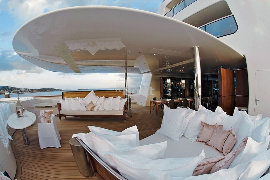 The huge salon of 240 square meters is located at the top of the cockpit. The stairs leading to it are decorated with silver plates.