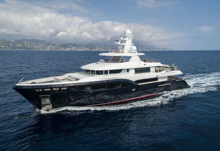 While creating the interiors, the designers of Fossati had to work hard to please each of the members of the large Italian family who ordered the Stella di Mare.