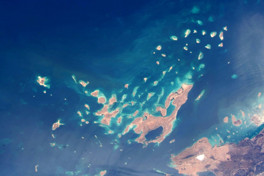 Ahipelago Dahlaq, as seen from the ISS. Photo: Wikimedia Commons