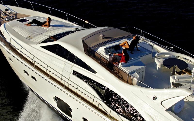 Ferretti 700