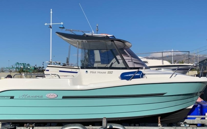 Manara 550 Pilothouse