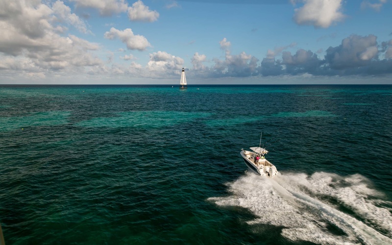Boston Whaler 230 Outrage