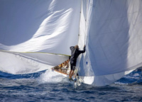 «Снимок сделан 3 октября на регате Voilles de Saint-Tropez 2019. Я впервые увидел особый парус, который крепится под спинакер-реем. На полном курсе у 10-метрового винтажного гафельного куттера Marga впечатляющая площадь парусов. В нескольких метрах от нижнего знака их было пять: грот, стаксель, генакер, спинакер и этот маленький парус. Мне действительно нравятся эта белая стена, синее живописное море и одежда бакового», — рассказывает Кампийон.