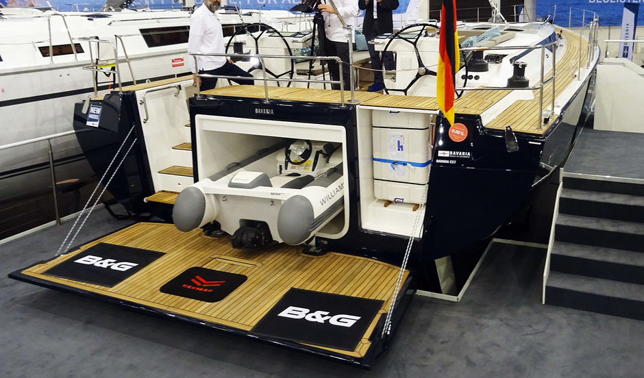 Tender garage and huge bathing platform Bavaria C-57
