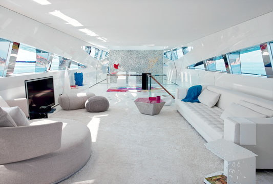The rear wall separating the wheelhouse immediately catches the eye in the cabin - the flat surface is covered with palladium and gold foil.
