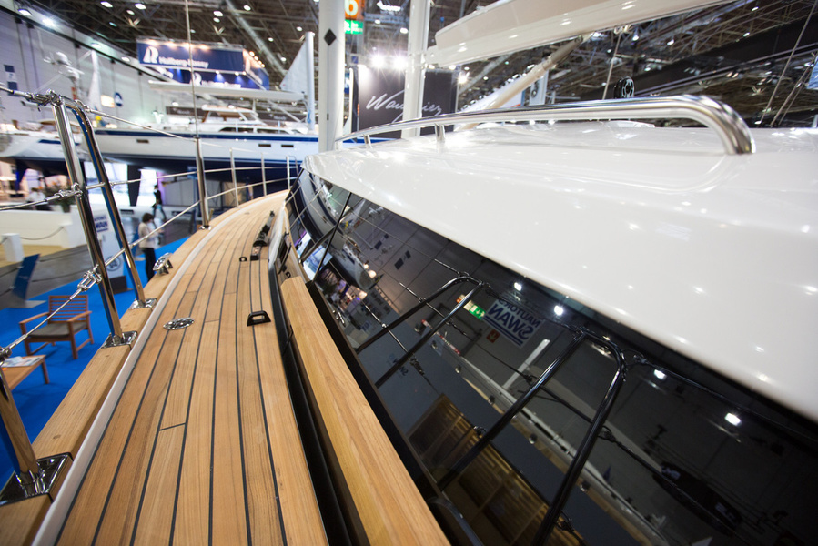 Wauquiez Pilot Saloon 42 and its electrical window tinting 