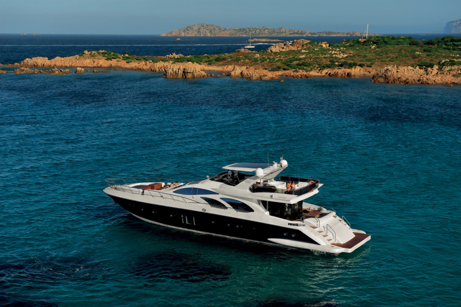 Две яхты, между которыми выбирал истец: Azimut 100 Leonardo