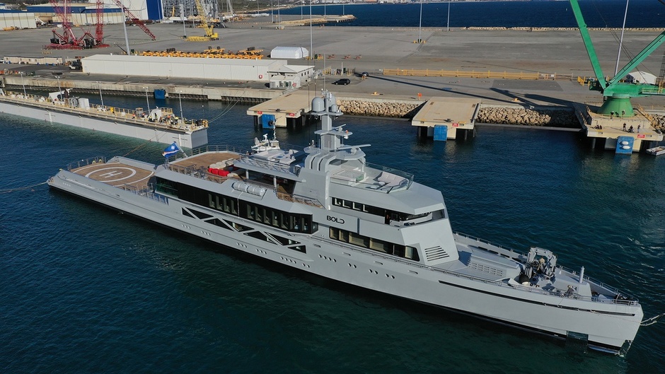  The name of the yacht - Bold - well reflects her character. And brave, and brave, and confident.